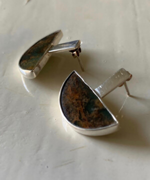 Brown-cardamom-stone_-silver-bar-earrings